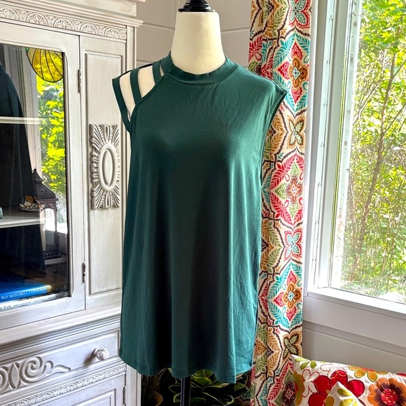 🆕 Ricki’s Green Sleeveless Women's Top, with cute shoulder detailing - Picture 1 of 11